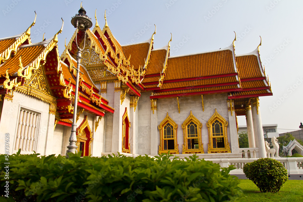 Naklejka premium Ant s Eye View is looking through green bushes to a church