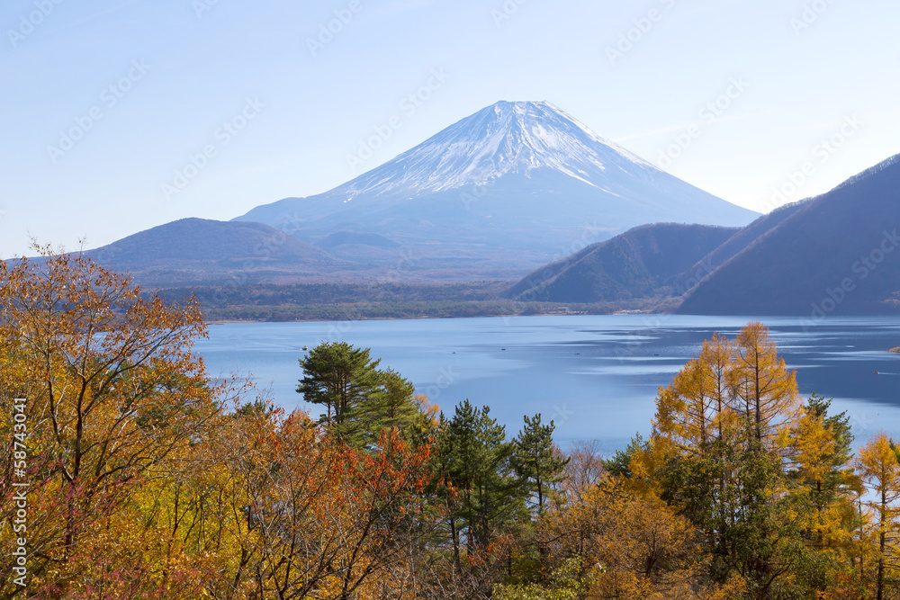 富士山と紅葉の本栖湖