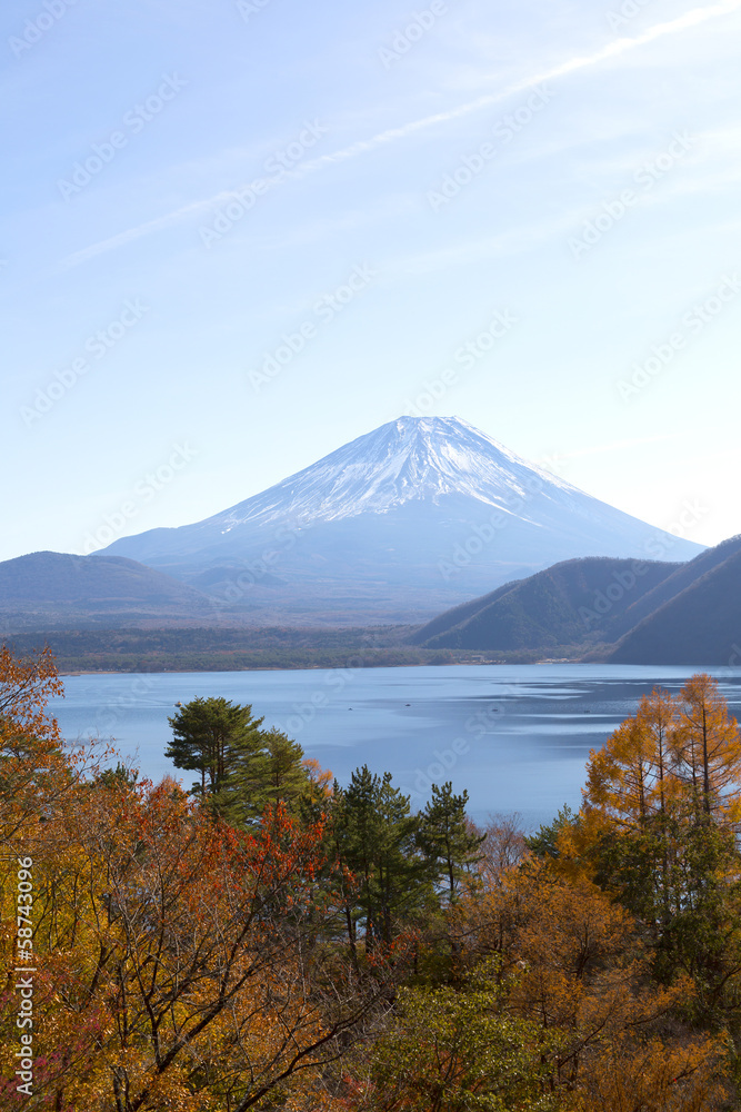 富士山と紅葉の本栖湖 富士山と紅葉の本栖湖