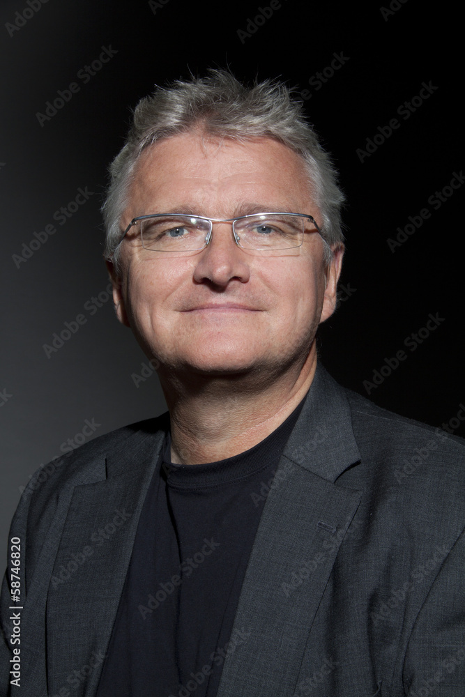 Symathischer Mann vor dunklem Hintergrund Symathischer Mann vor dunklem Hintergrund