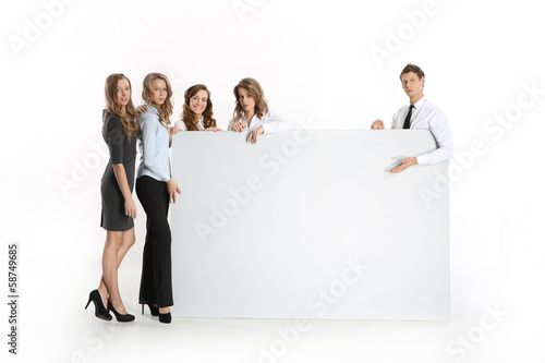 Grupa młodych biznesmenów z białą tablicą