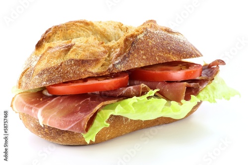 Fotografie Schinkenbrötchen isoliert auf weißem Hintergrund