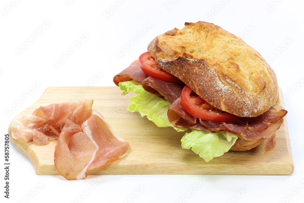 Holzbrettchen mit Schinkenbrötchen isoliert auf weißem Hintergrund ...
