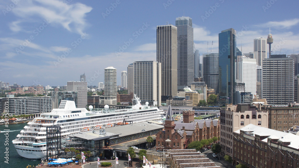 Skyline von Sydney mit Kreuzfahrtschiff, Australien