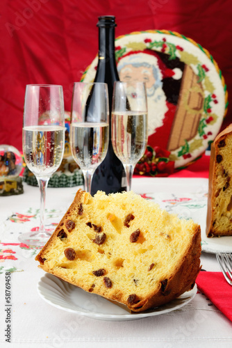 Panettone dolce natalizio lombardo su  tavola addobbata photo