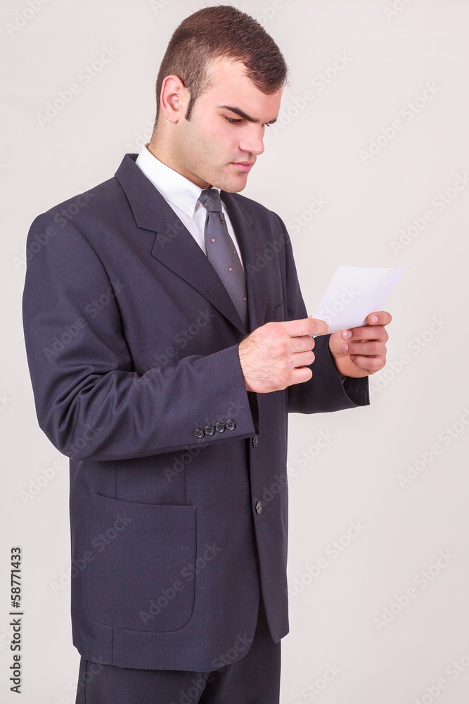 Geschäftsmann runzelte die Stirn, als er eine Notiz liest Geschäftsmann runzelte die Stirn, als er eine Notiz liest