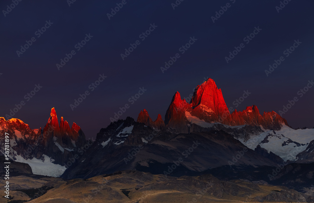 Mount Fitz Roy at sunrise, Patagonia, Argentina - obrazy, fototapety, plakaty 