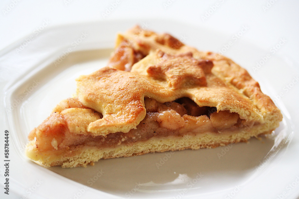 fetta di crostata di mele su piatto_ sfondo bianco fetta di crostata di mele su piatto_ sfondo bianco