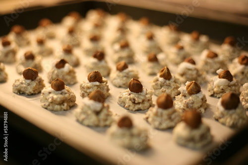 Haselnuss-Makronen auf dem Backblech (Weihnachtsgebäck)