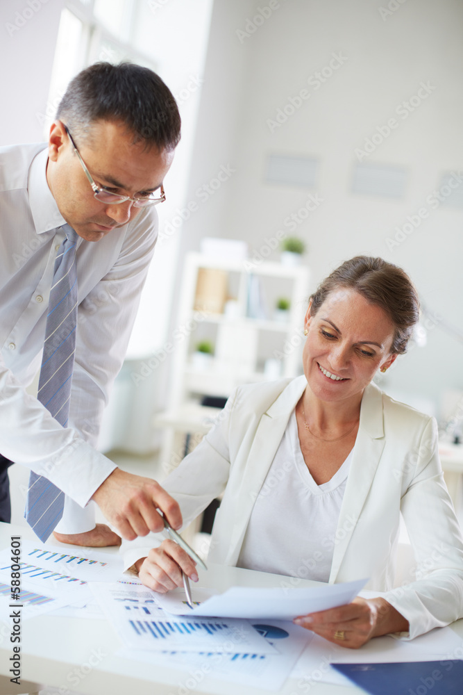 Obraz premium Explaining document