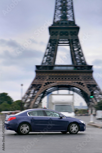 Taxi in Paris am Eifelturm photo