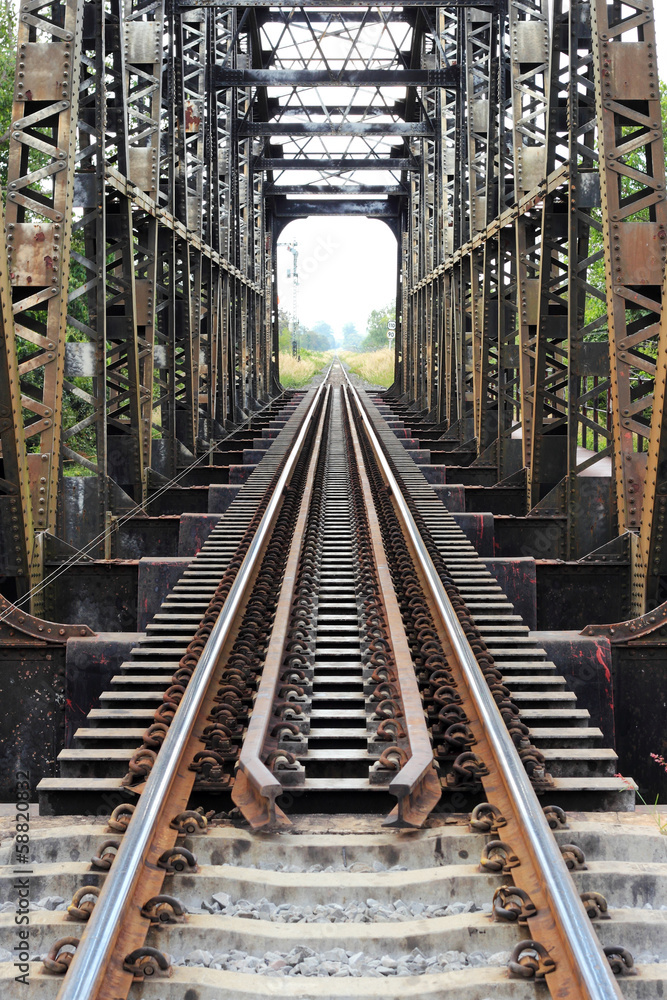 Fototapeta premium Stary most kolejowy ze stali przez rzekę