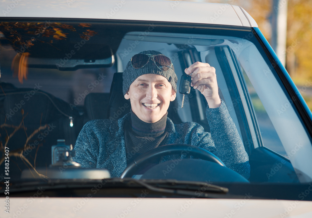 Obraz premium Handsome man in his new car