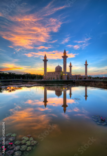 Tableau sur toile Reflection of a mosque at sunrise in Shah Alam, Malaysia.