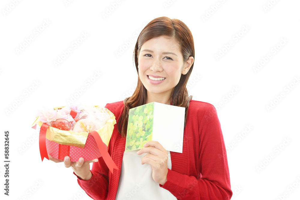プレゼントを持つ笑顔の女性