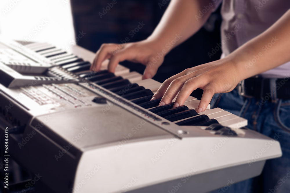 Obraz premium Playing the piano