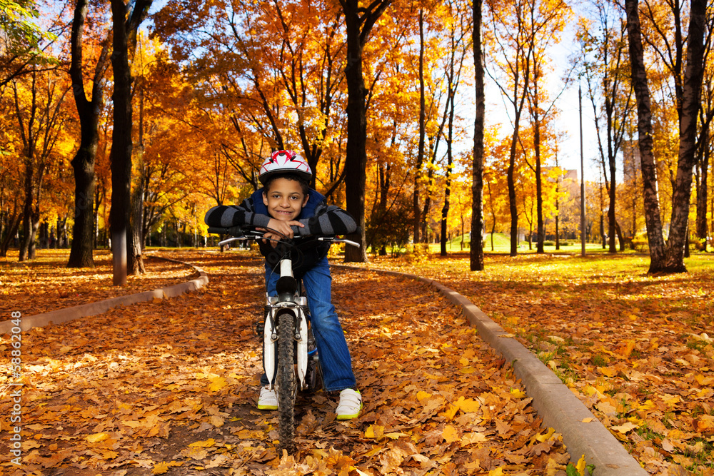Obraz premium Riding a bike at autumn