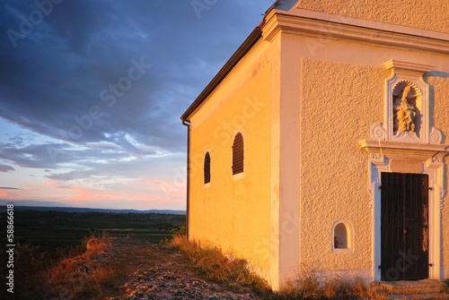 Alte Kapelle auf einem Hügel im Burgenland photo