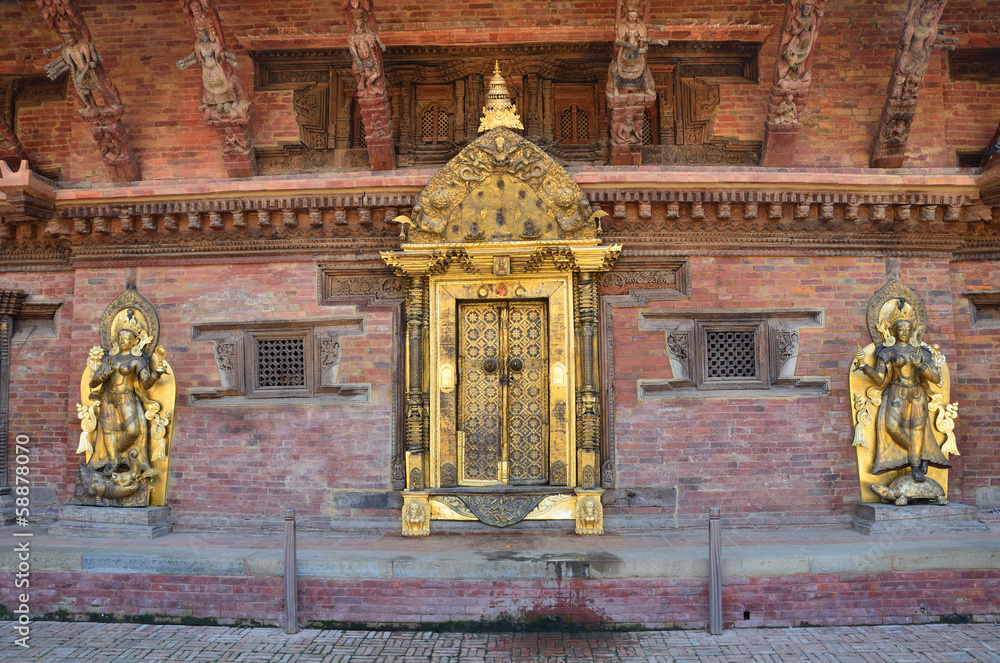 Непал, Патан, позолоченная дверь в королевском дворце