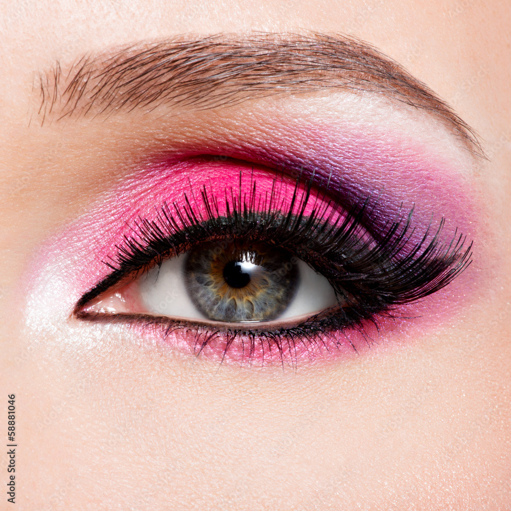 Fototapeta premium kobiece oko z jasnym różowym makijażem piękny moda