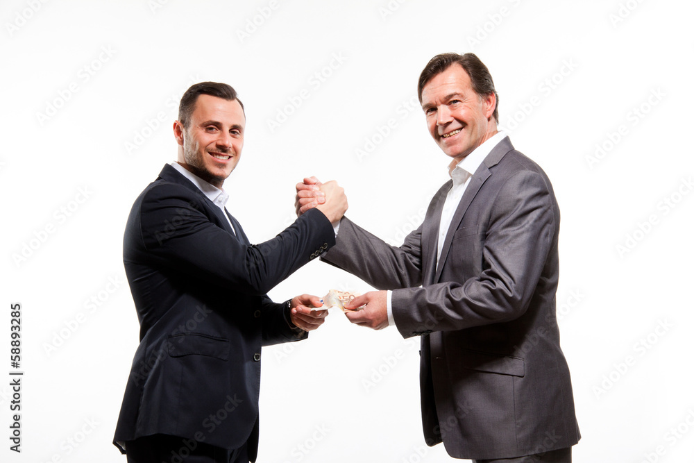 Mann überreicht eine Prämie Mann überreicht eine Prämie