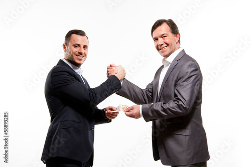 Mann überreicht eine Prämie