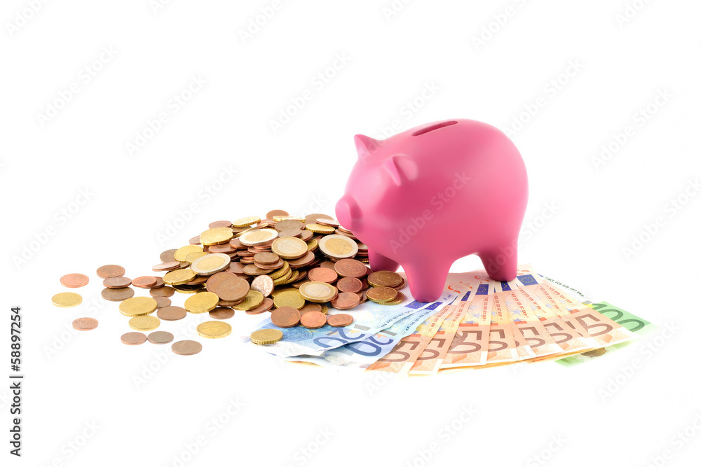 Maialino salvadanaio con soldi isolato su sfondo bianco Stock Photo