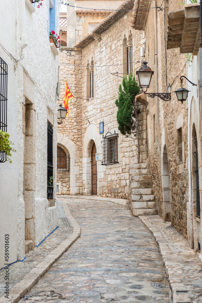 Fototapeta Średniowieczna ulica w Sitges starym miasteczku, Hiszpania