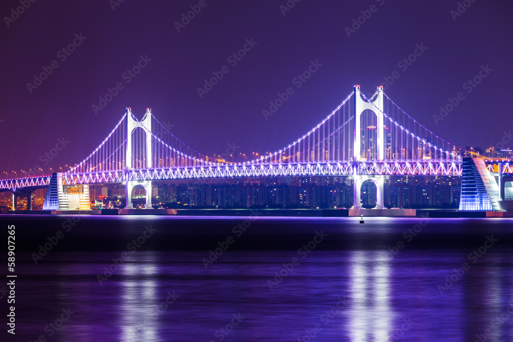 Fototapeta premium Suspension bridge in Busan at night