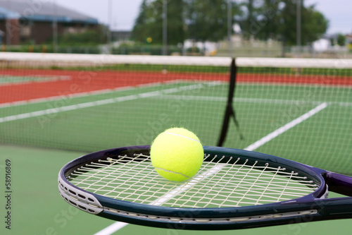 Tennis racket and ball on court © Sylvie Bouchard
