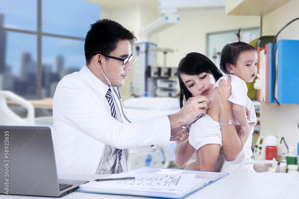 Obraz premium Doctor examines sick child