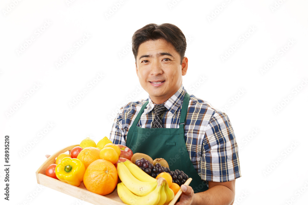 フルーツを持つ笑顔の男性