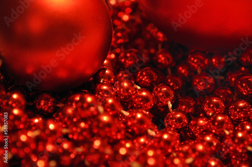 Boules et chapelet de perles rouge