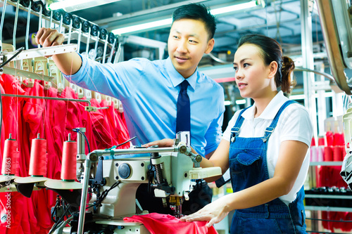 Canvas Print foreman in a factory with seamstress worker