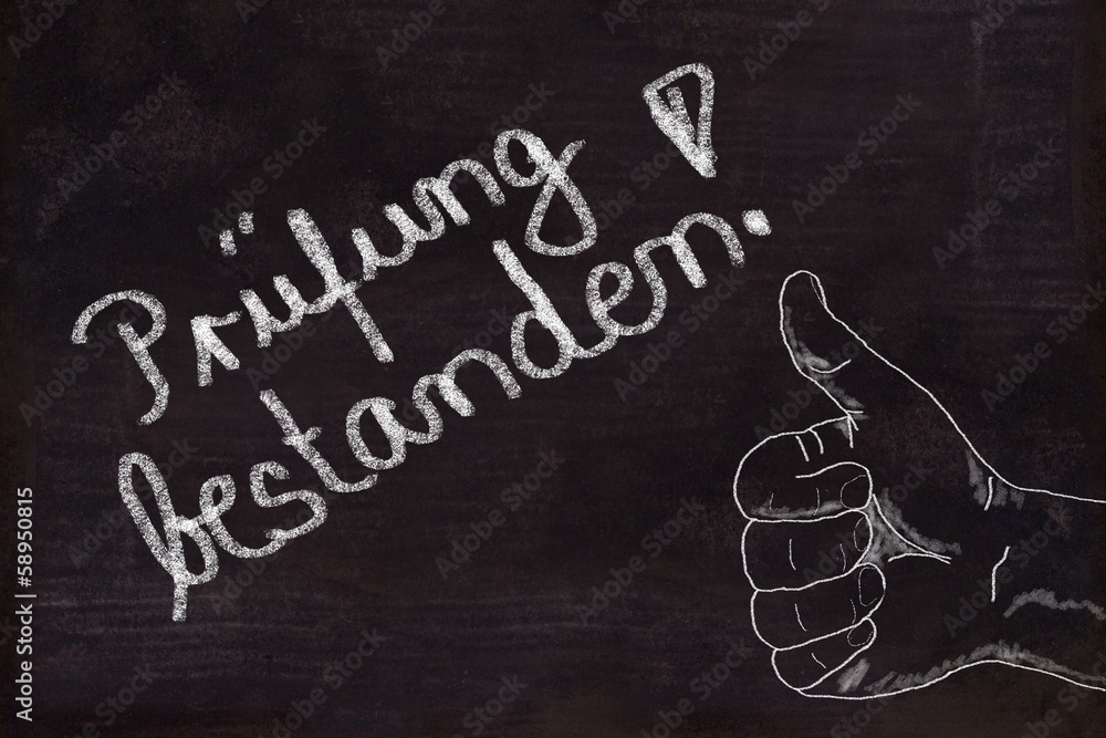 Kreidetafel, Daumen hoch, Prüfung bestanden! StockFoto Adobe Stock