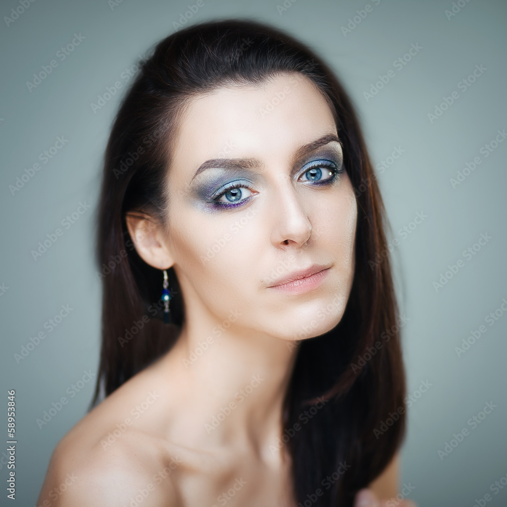 Naklejka premium Brunette beauty