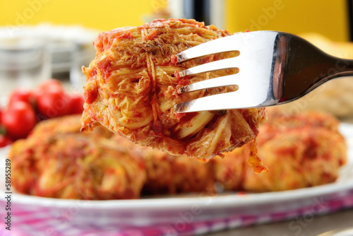 Involtini di verza ripieni di carne al pomodoro photo