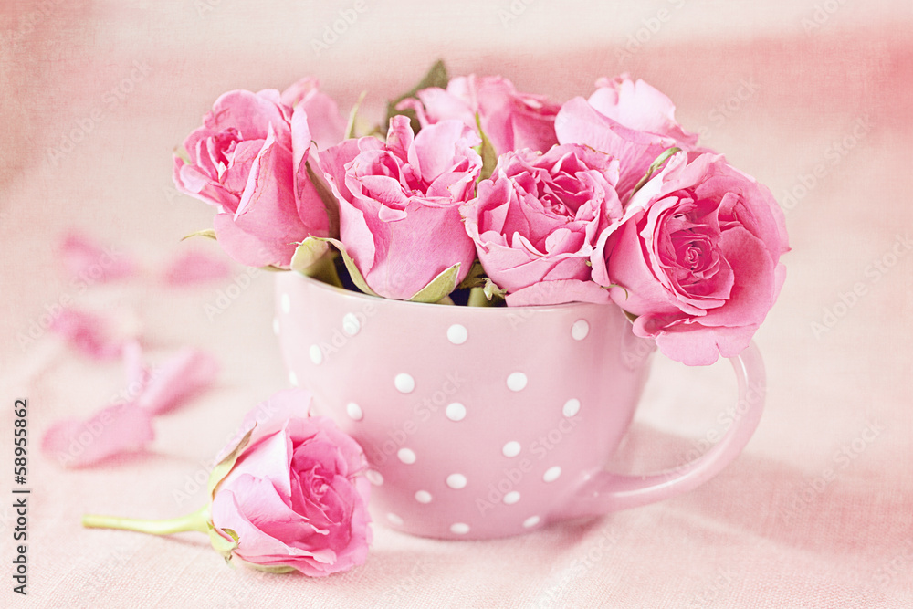 Beautiful fresh roses in a  cup on a pink background - obrazy, fototapety, plakaty 