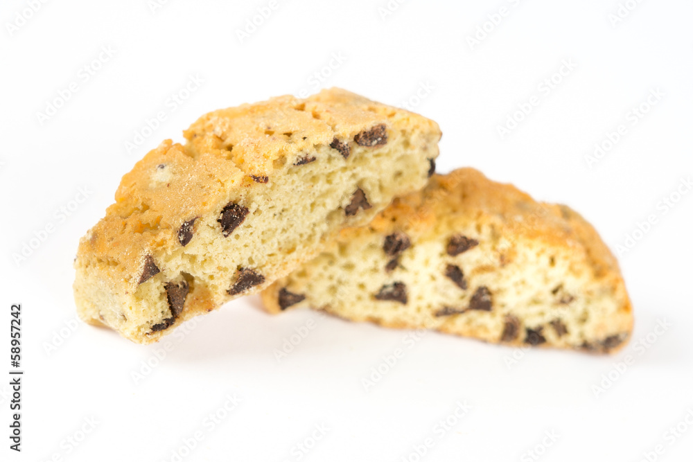 Cantucci al cioccolato su sfondo bianco