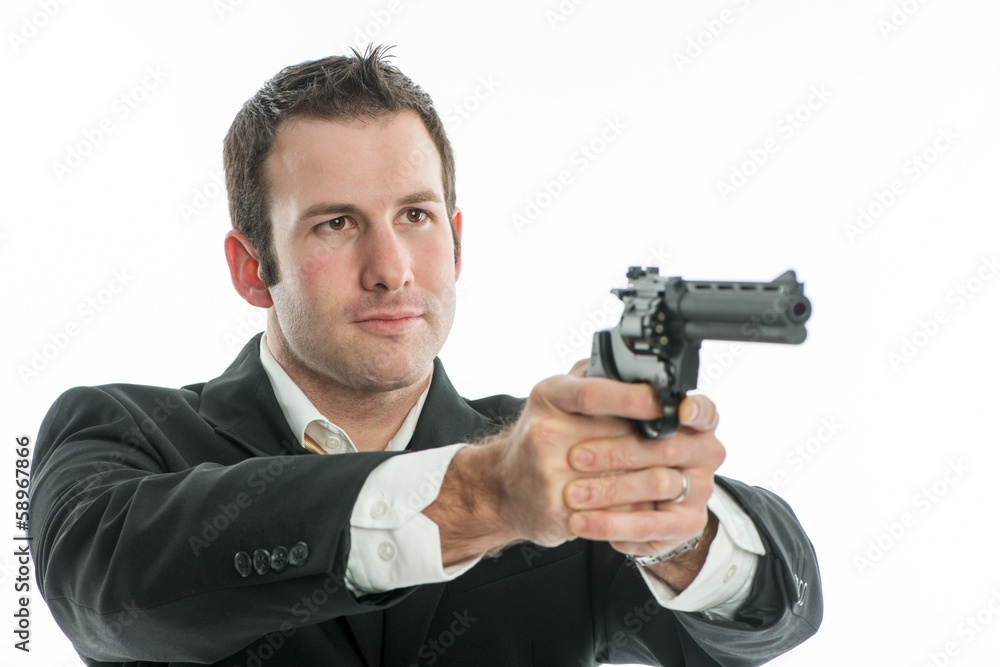 Mann zielt mit Waffe Mann zielt mit Waffe