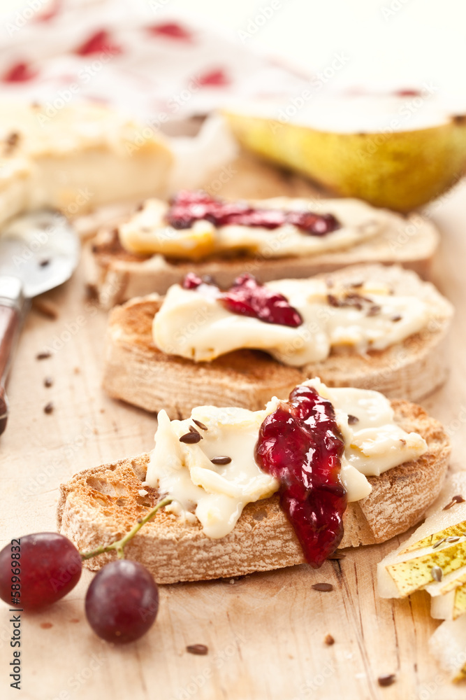 Camembert und Toastbrot