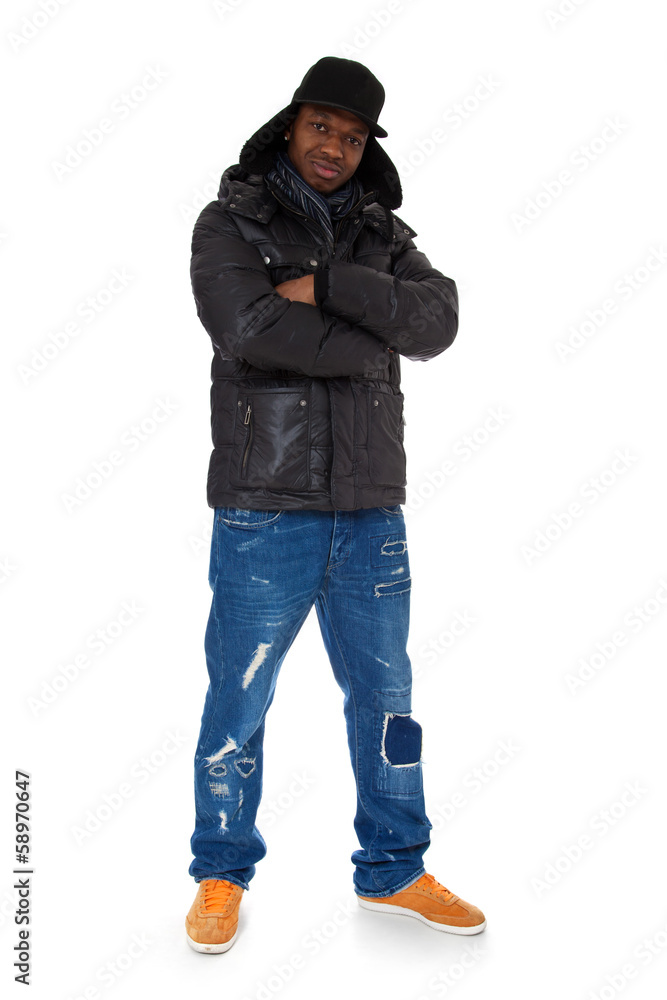 Dunkelhäutiger junger Mann in Winterkleidung