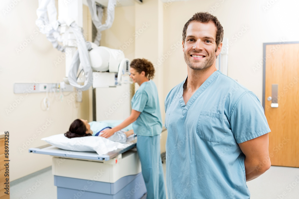 Obraz premium Nurse With Colleague Preparing Patient For Xray