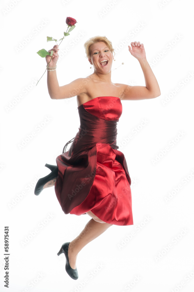 Junge Frau im Ballkleid macht Luftsprung