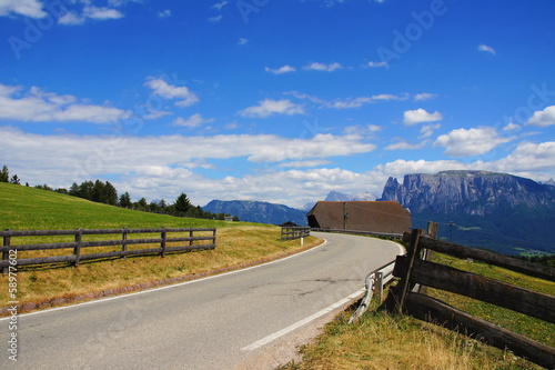 Straße mit Blick zum Schlern photo