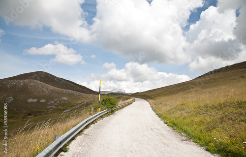 strada e vallata montagna italia photo