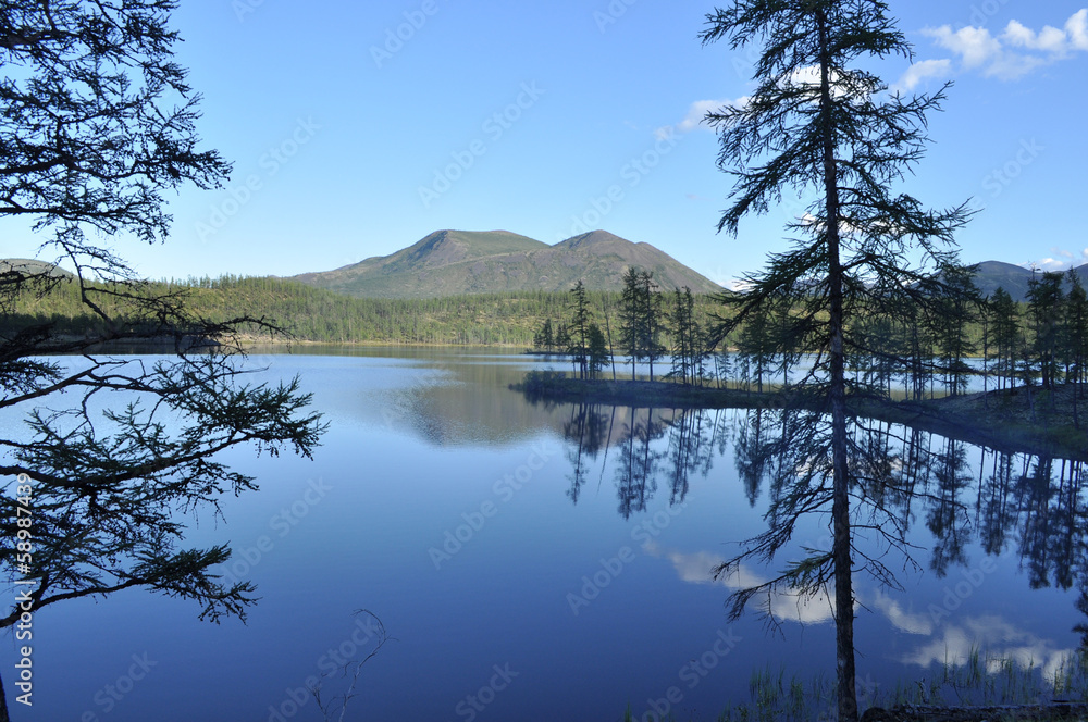 Obraz premium Landscape with a lake and mountains along the banks.