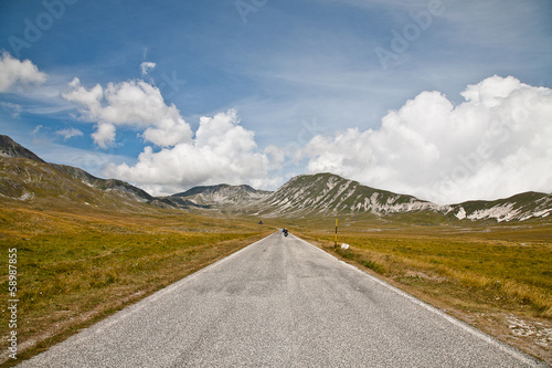 vallata e strada con moto montagna italia