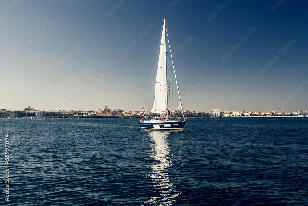 Obraz premium Sailing ship yachts with white sails