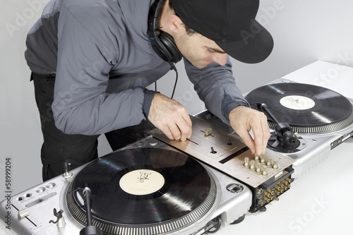 Hip Hop DJ am Plattenspieler